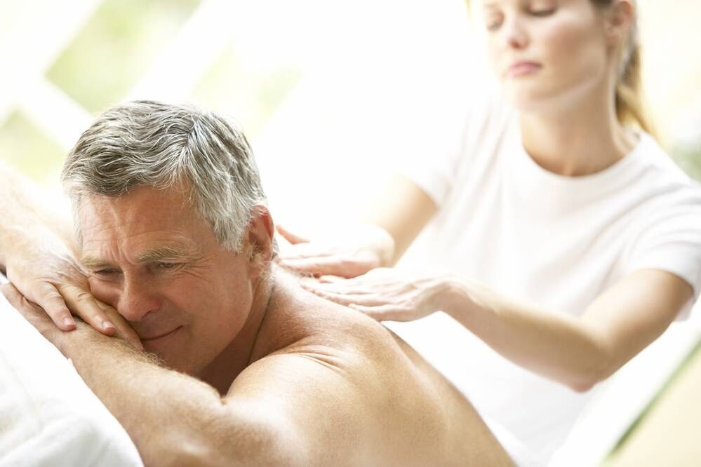 Le massage du dos améliore le bien-être et augmente la puissance d'un homme