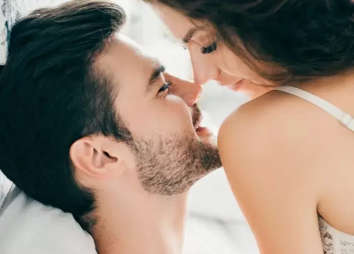 L'intimité avec une femme provoque l'excitation sexuelle chez un homme